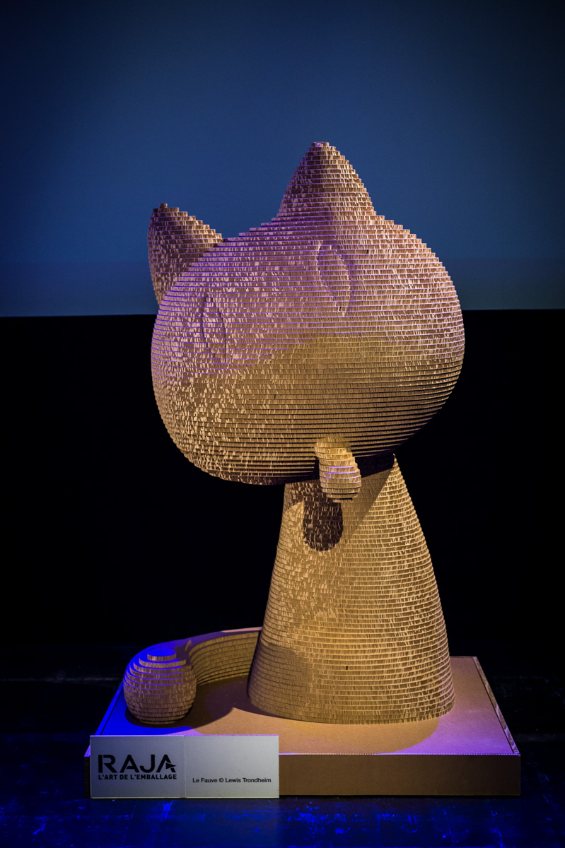 Cérémonie de Remise des Fauves, Théâtre d'Angoulême. Le Fauve en carton géant Raja sur la scène du Théatre d'Angoulême.