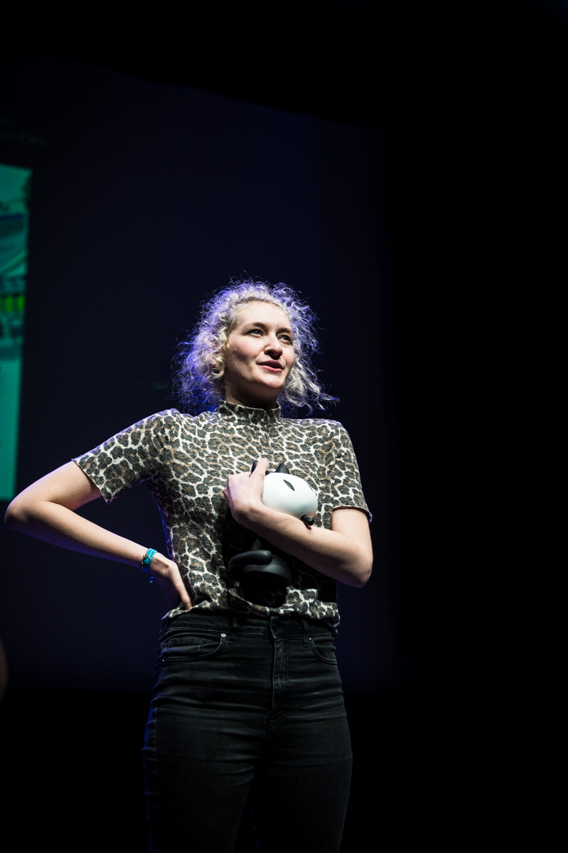 Cérémonie de Remise des Fauves, Théâtre d'Angoulême. Emilie Gleason, Fauve Révélation pour 'Ted, drôle de coco'.