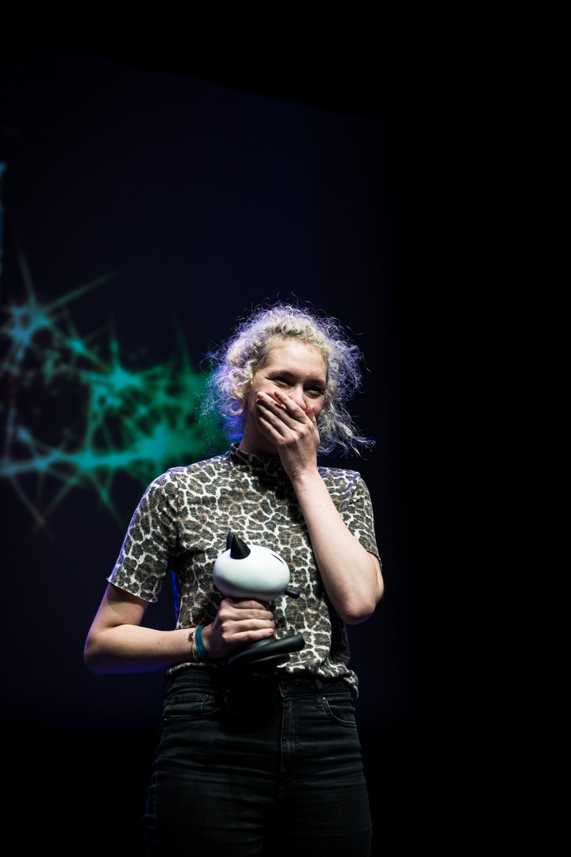 Cérémonie de Remise des Fauves, Théâtre d'Angoulême. Emilie Gleason, Fauve Révélation pour 'Ted, drôle de coco'.