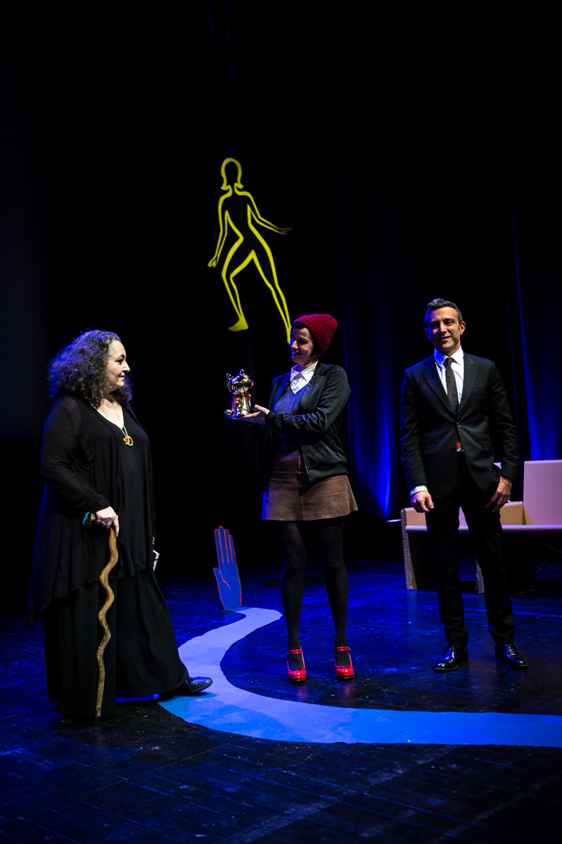 Cérémonie de Remise des Fauves. Emil Ferris, Fauve d'Or du FIBD 2019 pour 'Moi, ce que j'aime, c'est les monstres'. Théâtre d'Angoulême.